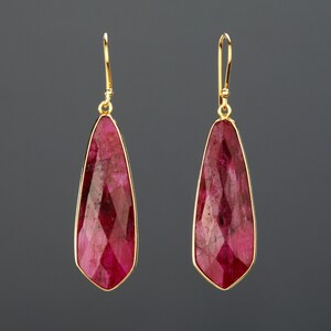 Orecchini lunghi con rubino arrotondato, orecchini pendenti con rubino, orecchini con pietra rosso scuro, orecchini per il compleanno di luglio, regalo per la mamma, biglietto personalizzato
