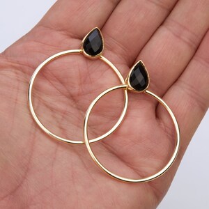 Grandi orecchini a cerchio color oro con palo superiore in onice nero, orecchini in onice nero a goccia d'acqua, grandi orecchini a cerchio d'oro,