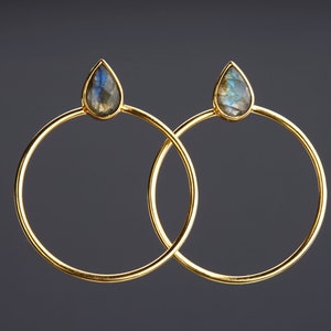 Grandi orecchini a cerchio color oro con montante superiore in labradorite, orecchini in labradorite a goccia d'acqua, grandi orecchini a cerchio in oro, regalo di orecchini di compleanno