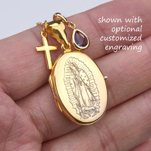 Puede incluir: Collar con dije ovalado de oro con una imagen detallada de la Virgen María. El dije tiene un pequeño dije de cruz y un dije de piedra en forma de lágrima púrpura. El texto "shown with optional customized engraving" es visible en la imagen.