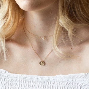 Cadena de gargantilla de perla, collar inicial de círculo pequeño con capas, iniciales de monograma doble, hermana, madre de dos, pareja