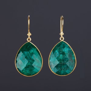 Grandes boucles d’oreilles émeraude, émeraude en forme de poire, boucles d’oreilles en forme de larme, grande boucle d’oreille vert foncé à facettes, cadeau d’anniversaire, cadeau de mère, boucle d’oreille verte irlandaise
