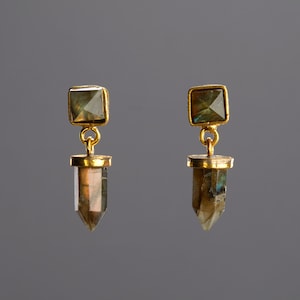 Bottone labradorite a due livelli e orecchino post, palo piramidale labradorite, veri orecchini in pietra naturale, regalo di anniversario, orecchini per la festa della mamma