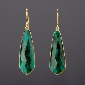 Longue boucle d'oreille émeraude, boucle d'oreille émeraude vert foncé, émeraude à facettes, boucle d'oreille d'anniversaire de mai, cadeau mère, boucles d'oreilles robe verte carte de bijoux personnalisée