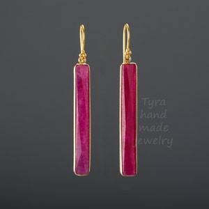 Orecchino lungo con rubino, orecchino sottile con rubino rettangolare, pietra rubino rosso intenso, regalo di compleanno di luglio, regalo per la mamma, orecchini con vestito rosso, biglietto di auguri personalizzato