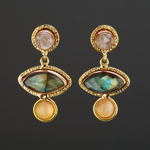 Orecchini a tre livelli in labradorite con bottone superiore in pietra rosa, orecchini lunghi con occhio maligno in labradorite, orecchini con pietre naturali miste, regalo di compleanno di novembre