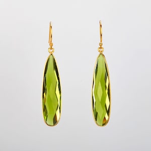 Orecchino lungo a goccia in quarzo verde peridoto, orecchino pendente in pietra verde, orecchini con abito verde, orecchini per nascita ad agosto, biglietto di auguri personalizzato