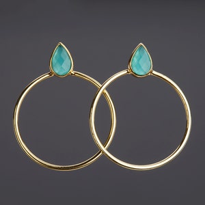 Grandi orecchini a cerchio color oro con montante superiore in calcedonio acqua, calcedonio acqua goccia d'acqua, grandi orecchini a cerchio d'oro,