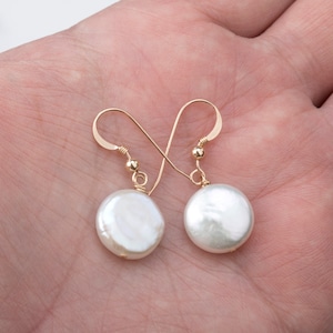Süßwasser weiße Münzen Perlen Ohrringe in Sterling Silber / 14k gold filled, Brautjungfer Ohrringe, Trauzeugin Geschenk, Muttertagsgeschenk, individuelle Karte