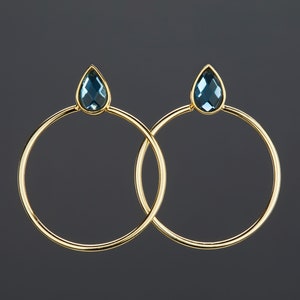 Grandi orecchini a cerchio tono oro con palo superiore in quarzo blu,orecchino di quarzo blu waterdrop,grandi orecchini a cerchio d'oro,