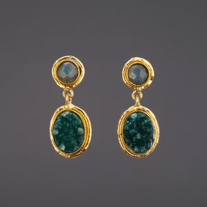 Pendiente druzy de cuarzo verde de dos niveles con poste superior de botón de labradorita, pendientes de piedra natural mixta, regalo de cumpleaños de noviembre, regalo de aniversario