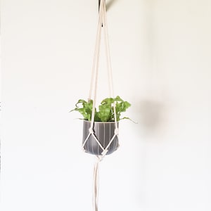 Macrame plant hanger, plant hanger, rope plant hanger, macrame plant holder, plant holder, planter, rope planter, hanging plant