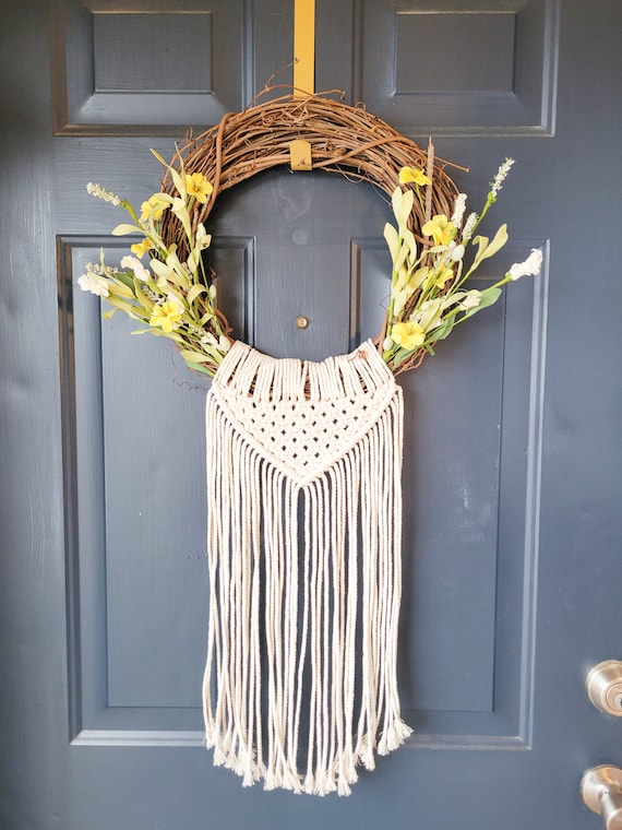 BOHO Spring Wreath: Do you like a touch of macrame? This is for you!