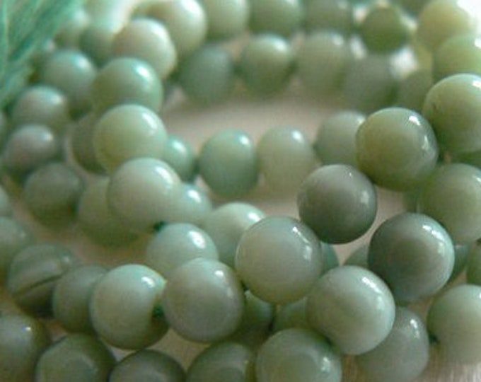 20g lot of rock beads in pale green glass 4mm