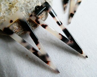 Tortoise acetate triangle 51mm charm- 2 spike links pcs-retro inspired-animal print craft beads-jewelry making