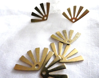 Abanico de latón de 20 mm con dijes dorados - 4 piezas de dijes de rayos de sol - para hacer pendientes y joyas - cuentas para manualidades