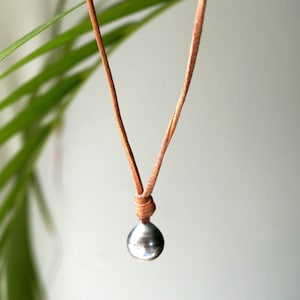 Tahitian pearl adjustable necklace on australian leather - women necklace adaptable