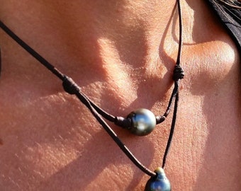 Tahitian pearls, woman chocker, leather australian, tahitian pearl as clasp - Manoa