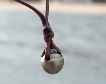 Big tahitian pearl,  men chocker,  australian natural leather, tahitian pearl as clasp