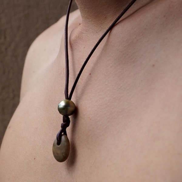 Perle de tahiti, galet de mer, collier homme cuir australien, fermoir perle tibétaine