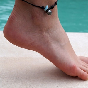 Bracelet de cheville, perle de tahiti, pierre de larimar,  cuir noir australien, bracelet cheville lasso