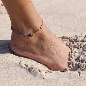 Perle de tahiti,  bracelet de cheville, cuir australien, fermoir coulissant, femme