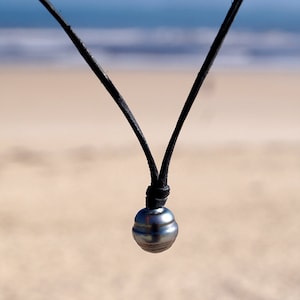 Tahitian pearl adjustable necklace on australian leather - women necklace adaptable - Awen