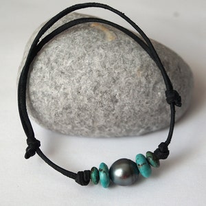 Tahitian pearl, turquoise beads, women adjustable bracelet, hand rolled leather - Flore