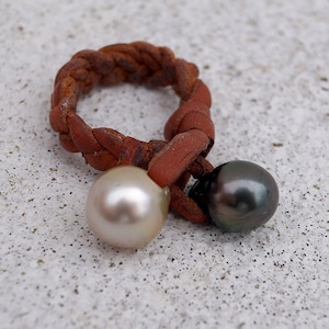 Anello da donna con perla australiana dorata e perla di Tahiti, pelle intrecciata, lazo per gioielli da donna