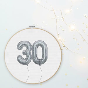 30e nombre ballons joyeux anniversaire typographie motif point de croix or argent or rose