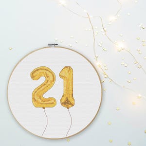 21e nombre ballons joyeux anniversaire typographie motif point de croix or argent or rose