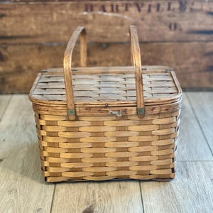 Vintage Picnic Cake Basket with Handles and Riser
