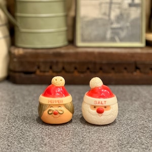 Vintage 1976 JSNY Santa Claus Mrs Claus Salt and Pepper Shakers
