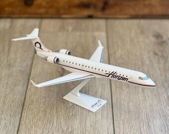 Vintage GeminiJets Horizon Air Bombardier CRJ-700 diecast aircraft model with display stand