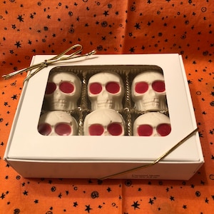 Chocolate caramel skulls 6/package