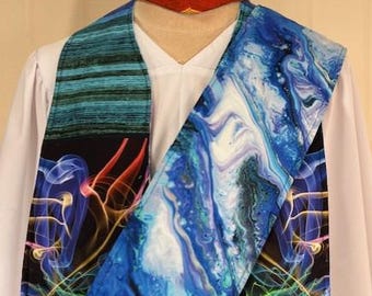 Könnte beinhalten: Eine farbenfrohe liturgische Stola mit einem lebendigen abstrakten Design in Blau-, Grün- und Rottönen. Die Stola wird mit einem passenden orange-gelb gestreiften Hut kombiniert. Die Stola wird über einem weißen Gewand getragen.