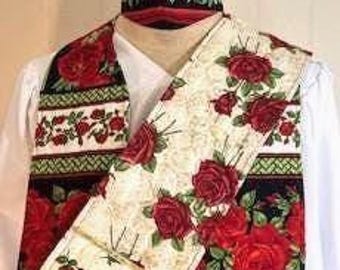 Könnte beinhalten: Ein roter und grüner floral gemusterter Stola aus Stoff mit passendem Hut aus Stoff. Der Stola hat einen weißen Hintergrund mit roten Rosen und grünen Blättern. Der Hut hat einen schwarzen Hintergrund mit roten Rosen und grünen Blättern.