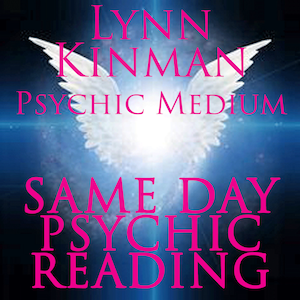 Pu&ograve; includere: Testo rosa su sfondo blu con un design ad ala d'angelo bianca che recita "Lynn Kinman Psychic Medium Same Day Psychic Reading".