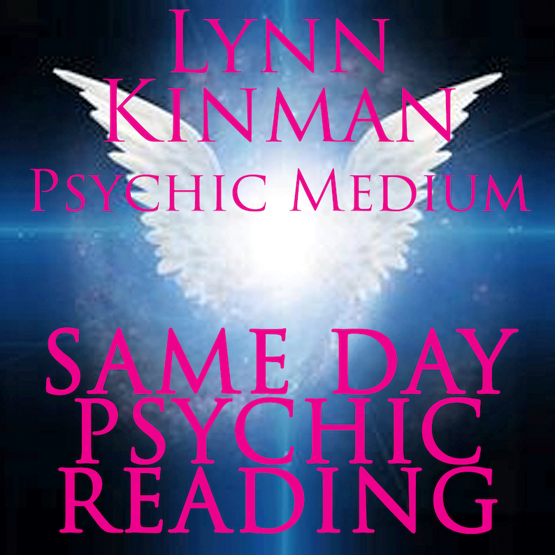 Pu&ograve; includere: Testo rosa su sfondo blu con un design ad ala d'angelo bianca che recita "Lynn Kinman Psychic Medium Same Day Psychic Reading".