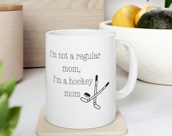 Taza de cerámica de mamá de hockey 11 oz No soy una mamá normal Soy una mamá de hockey Taza de café divertida de mamá de hockey