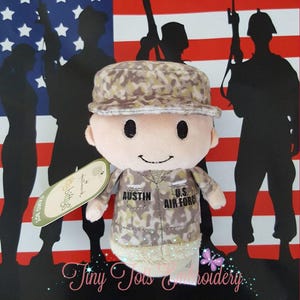 Militair cadeau voor een Itty Bitty Boy: gepersonaliseerde pluche soldaat in camouflagekleur, aandenken voor uitzending, bureaucadeau voor een marinier.