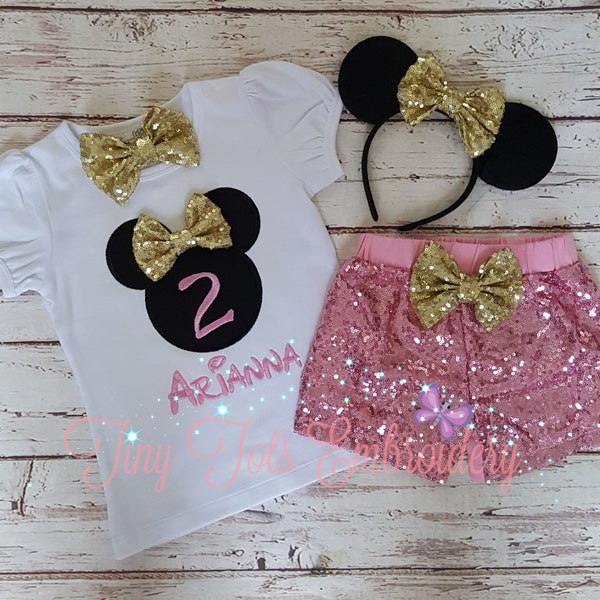 Musfödelsedagsoutfit: Personlig broderad topp, paljettshorts, hårrosett och öron