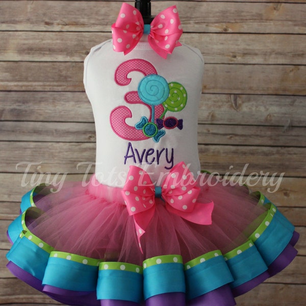 Tenue tutu Candy Shoppe ~ Tenue d'anniversaire Candyland ~ Comprend un haut, un tutu en ruban et un nœud pour les cheveux ~ Personnalisez-la dans les couleurs de votre choix !