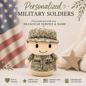 Op de afbeelding: Een pluche pop gekleed in een militair camouflage-uniform met een bijpassende pet. Op de borst van het uniform staat de tekst AUSTIN en U.S. AIR FORCE. De pop heeft een beige gezicht, zwarte ogen en een eenvoudig gestikte glimlach.