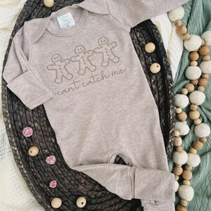 Op de afbeelding: Een set van drie keramische mokken met een gespikkelde, matte afwerking. Elke mok heeft een andere kleur: lichtblauw, crème en grijs. De mokken hebben een eenvoudig, modern ontwerp met een afgeronde vorm en een comfortabele handgreep.