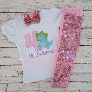 Tenue d'anniversaire dinosaure fille ~ Ensemble pantalon à paillettes dinosaure ~ Haut, pantalon à paillettes et nœud personnalisés ~ Personnalisez-les dans toutes les couleurs !