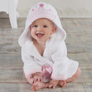 Albornoz de princesa personalizado para bebé: inicial bordada, suave y con capucha (0-9 meses)