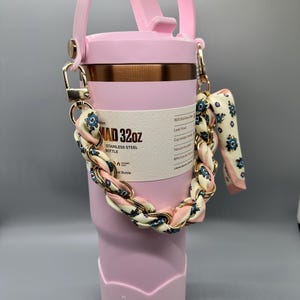Könnte beinhalten: Set aus drei Keramikbechern mit gesprenkelter, matter Oberfläche. Die Becher sind in Creme-, Hellgrau- und Dunkelgrautönen gehalten. Jeder Becher hat ein schlichtes, minimalistisches Design, ideal für Kaffee oder Tee.