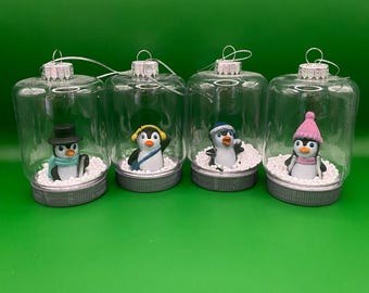 Adorno navideño de globo de nieve con forma de pingüino