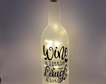 Vino un poco, ríe mucho Botella de vino ligera II